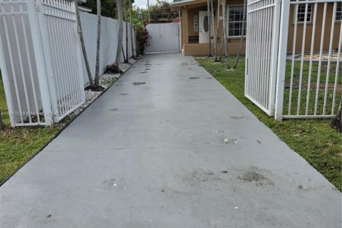 House in Miami, Florida 2 bedrooms, 63.17 sq.m. № 1970369 - photo 30