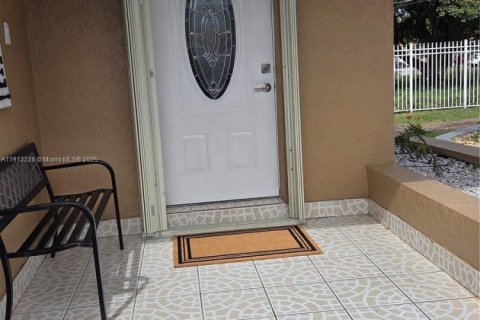 House in Miami, Florida 2 bedrooms, 63.17 sq.m. № 1970369 - photo 3