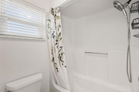 House in Tavares, Florida 3 bedrooms, 143.63 sq.m. № 2423743 - photo 17