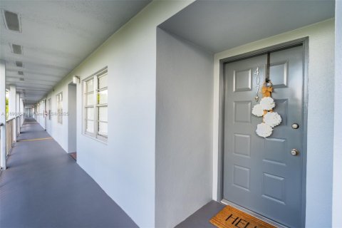 Copropriété à louer à Pembroke Pines, Floride: 1 chambre, 98.94 m2 № 1945792 - photo 2