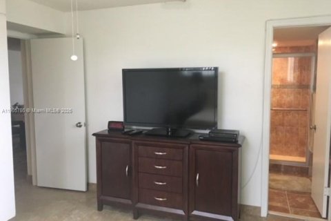 Снять в аренду кондоминиум в Пемброк-Пайнс, Флорида 2 спальни, 108.7м2, № 1956417 - фото 3