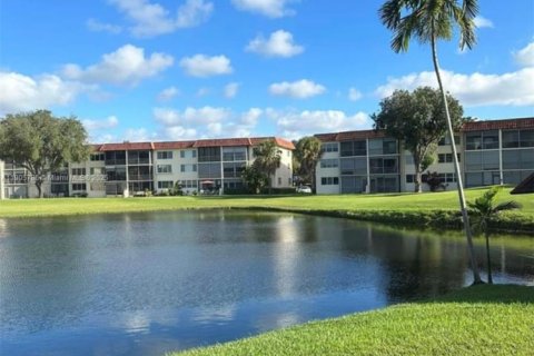 Снять в аренду кондоминиум в Пемброк-Пайнс, Флорида 2 спальни, 108.7м2, № 1956417 - фото 1