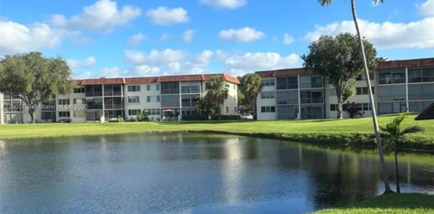 Кондоминиум с 2 спальнями в Пемброк-Пайнс, Флорида № 1956417