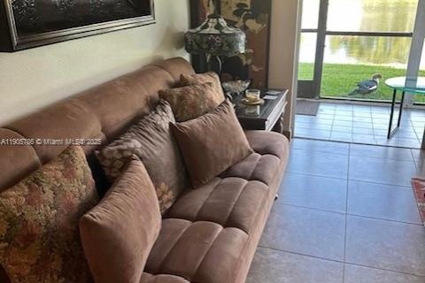 Снять в аренду кондоминиум в Пемброк-Пайнс, Флорида 2 спальни, 108.7м2, № 1956417 - фото 6