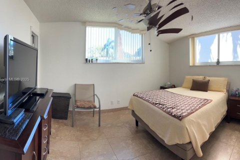 Снять в аренду кондоминиум в Пемброк-Пайнс, Флорида 2 спальни, 108.7м2, № 1956417 - фото 2