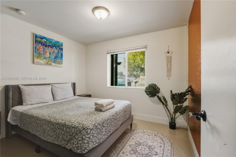 House in Miami, Florida 4 bedrooms, 130.06 sq.m. № 2027356 - photo 16