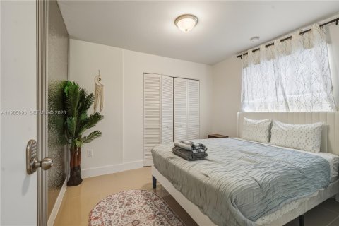 House in Miami, Florida 4 bedrooms, 130.06 sq.m. № 2027356 - photo 14