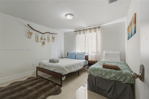 House in Miami, Florida 4 bedrooms, 130.06 sq.m. № 2027356 - photo 17