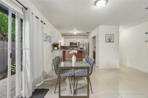 House in Miami, Florida 4 bedrooms, 130.06 sq.m. № 2027356 - photo 9