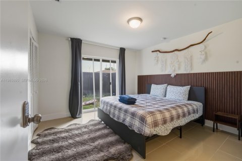 House in Miami, Florida 4 bedrooms, 130.06 sq.m. № 2027356 - photo 11