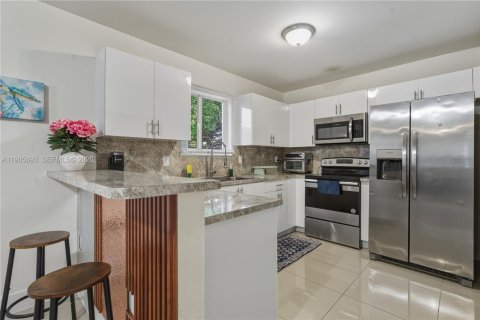 House in Miami, Florida 4 bedrooms, 130.06 sq.m. № 2027356 - photo 3