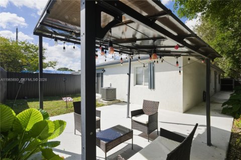 House in Miami, Florida 4 bedrooms, 130.06 sq.m. № 2027356 - photo 19