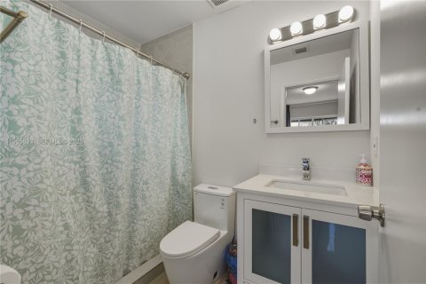 House in Miami, Florida 4 bedrooms, 130.06 sq.m. № 2027356 - photo 18