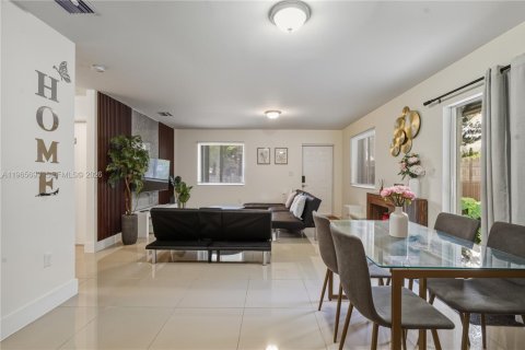 House in Miami, Florida 4 bedrooms, 130.06 sq.m. № 2027356 - photo 7
