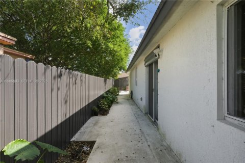 House in Miami, Florida 4 bedrooms, 130.06 sq.m. № 2027356 - photo 22