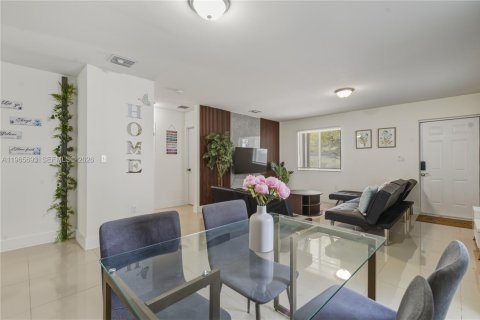 House in Miami, Florida 4 bedrooms, 130.06 sq.m. № 2027356 - photo 4