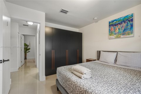 House in Miami, Florida 4 bedrooms, 130.06 sq.m. № 2027356 - photo 15