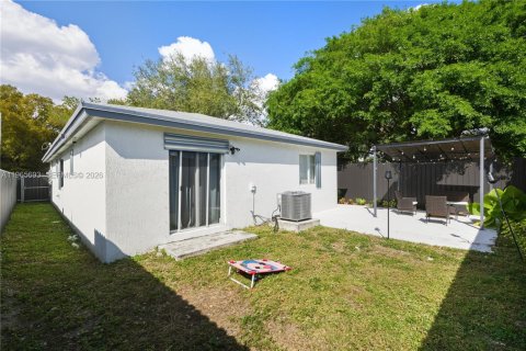 House in Miami, Florida 4 bedrooms, 130.06 sq.m. № 2027356 - photo 21