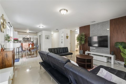 House in Miami, Florida 4 bedrooms, 130.06 sq.m. № 2027356 - photo 2