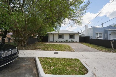House in Miami, Florida 4 bedrooms, 130.06 sq.m. № 2027356 - photo 25