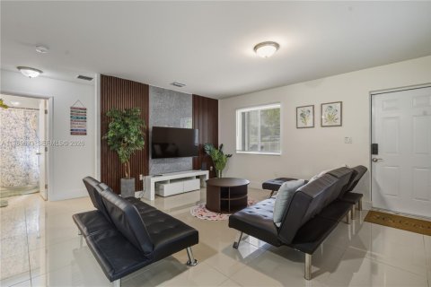 House in Miami, Florida 4 bedrooms, 130.06 sq.m. № 2027356 - photo 6