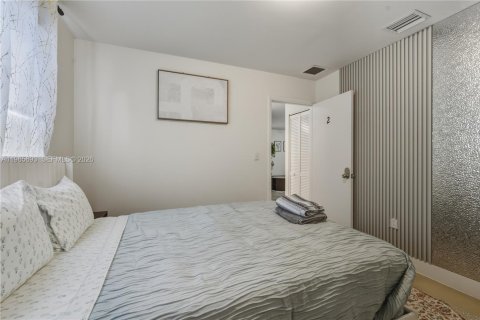 House in Miami, Florida 4 bedrooms, 130.06 sq.m. № 2027356 - photo 13