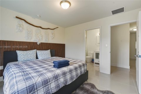House in Miami, Florida 4 bedrooms, 130.06 sq.m. № 2027356 - photo 10