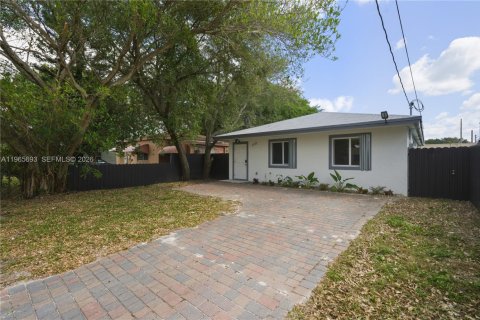 House in Miami, Florida 4 bedrooms, 130.06 sq.m. № 2027356 - photo 24