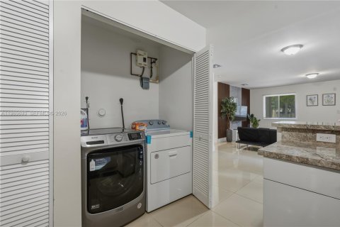 House in Miami, Florida 4 bedrooms, 130.06 sq.m. № 2027356 - photo 5