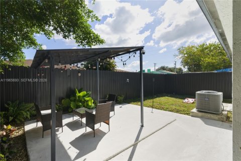 House in Miami, Florida 4 bedrooms, 130.06 sq.m. № 2027356 - photo 20