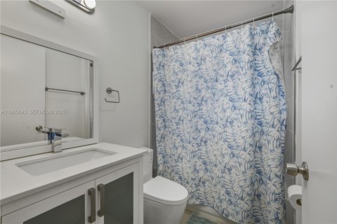 House in Miami, Florida 4 bedrooms, 130.06 sq.m. № 2027356 - photo 12