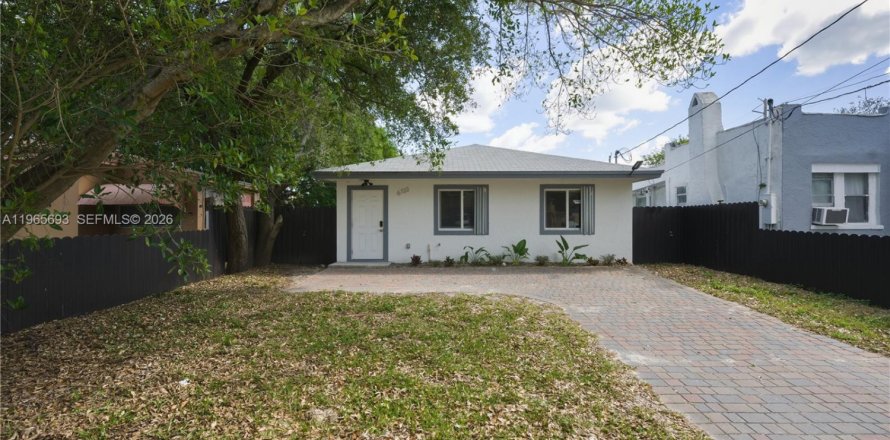 House in Miami, Florida 4 bedrooms, 130.06 sq.m. № 2027356