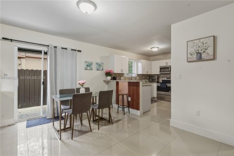 House in Miami, Florida 4 bedrooms, 130.06 sq.m. № 2027356 - photo 8