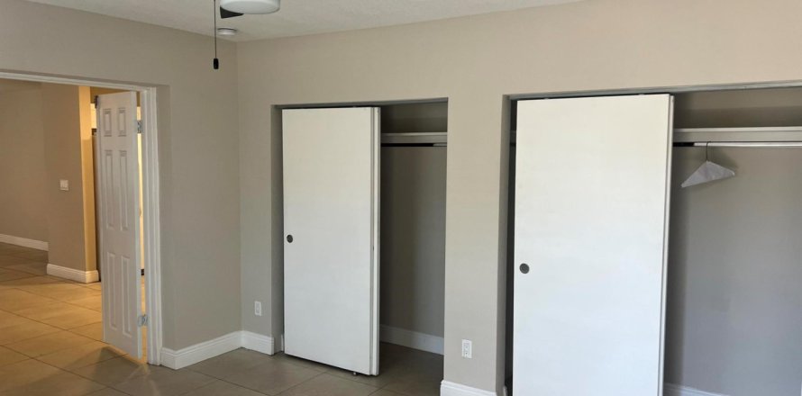 Immobilier commercial à West Palm Beach, Floride 4 chambres, 139.35 m2 № 1224686