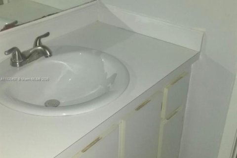 Condo in Miami, Florida, 2 bedrooms  № 1779172 - photo 4