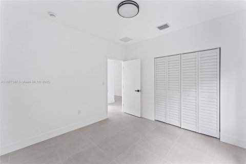 Casa en venta en Miami, Florida, 4 dormitorios № 1930910 - foto 23