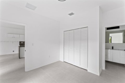 Casa en venta en Miami, Florida, 4 dormitorios № 1930910 - foto 16