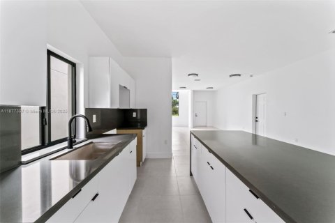 Casa en venta en Miami, Florida, 4 dormitorios № 1930910 - foto 13