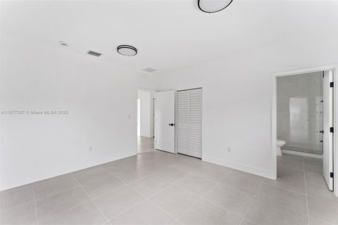 Casa en venta en Miami, Florida, 4 dormitorios № 1930910 - foto 19