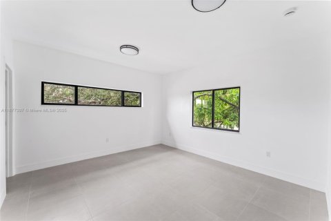 Casa en venta en Miami, Florida, 4 dormitorios № 1930910 - foto 18