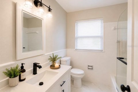 House in Belle Isle, Florida 4 bedrooms, 156.08 sq.m. № 2379432 - photo 18