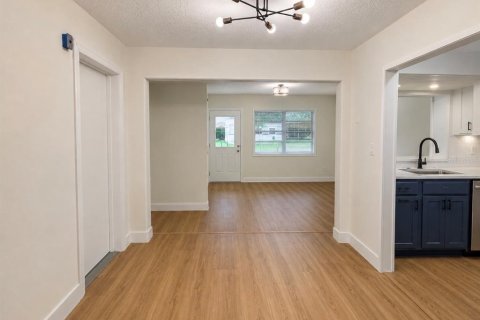 House in Belle Isle, Florida 4 bedrooms, 156.08 sq.m. № 2379432 - photo 10