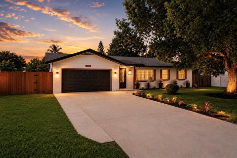 House in Belle Isle, Florida 4 bedrooms, 156.08 sq.m. № 2379432