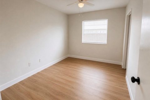 House in Belle Isle, Florida 4 bedrooms, 156.08 sq.m. № 2379432 - photo 12