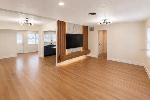 House in Belle Isle, Florida 4 bedrooms, 156.08 sq.m. № 2379432 - photo 4