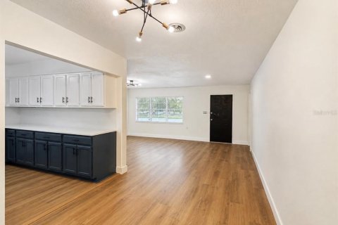 House in Belle Isle, Florida 4 bedrooms, 156.08 sq.m. № 2379432 - photo 9