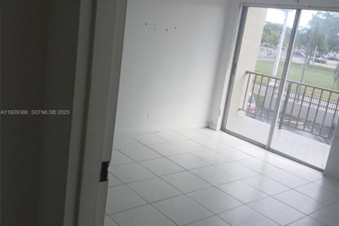 Снять в аренду кондоминиум в Пемброк-Парк, Флорида 2 спальни, 73.39м2, № 1988547 - фото 1