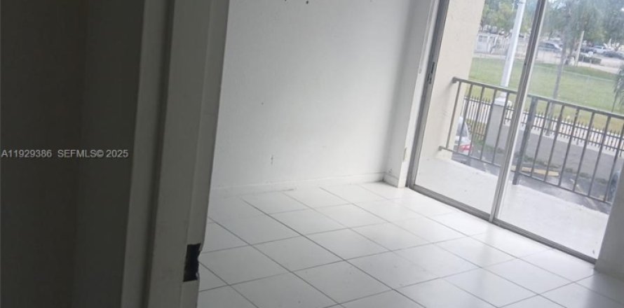 Кондоминиум с 2 спальнями в Пемброк-Парк, Флорида № 1988547