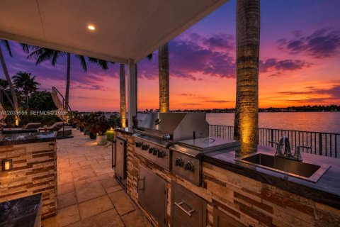 House in Miramar, Florida 5 bedrooms, 333.61 sq.m. № 2186316 - photo 30