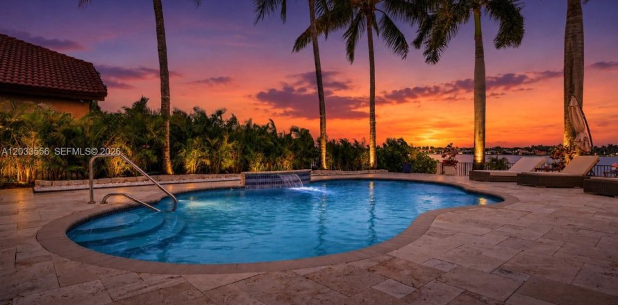 House in Miramar, Florida 5 bedrooms, 333.61 sq.m. № 2186316